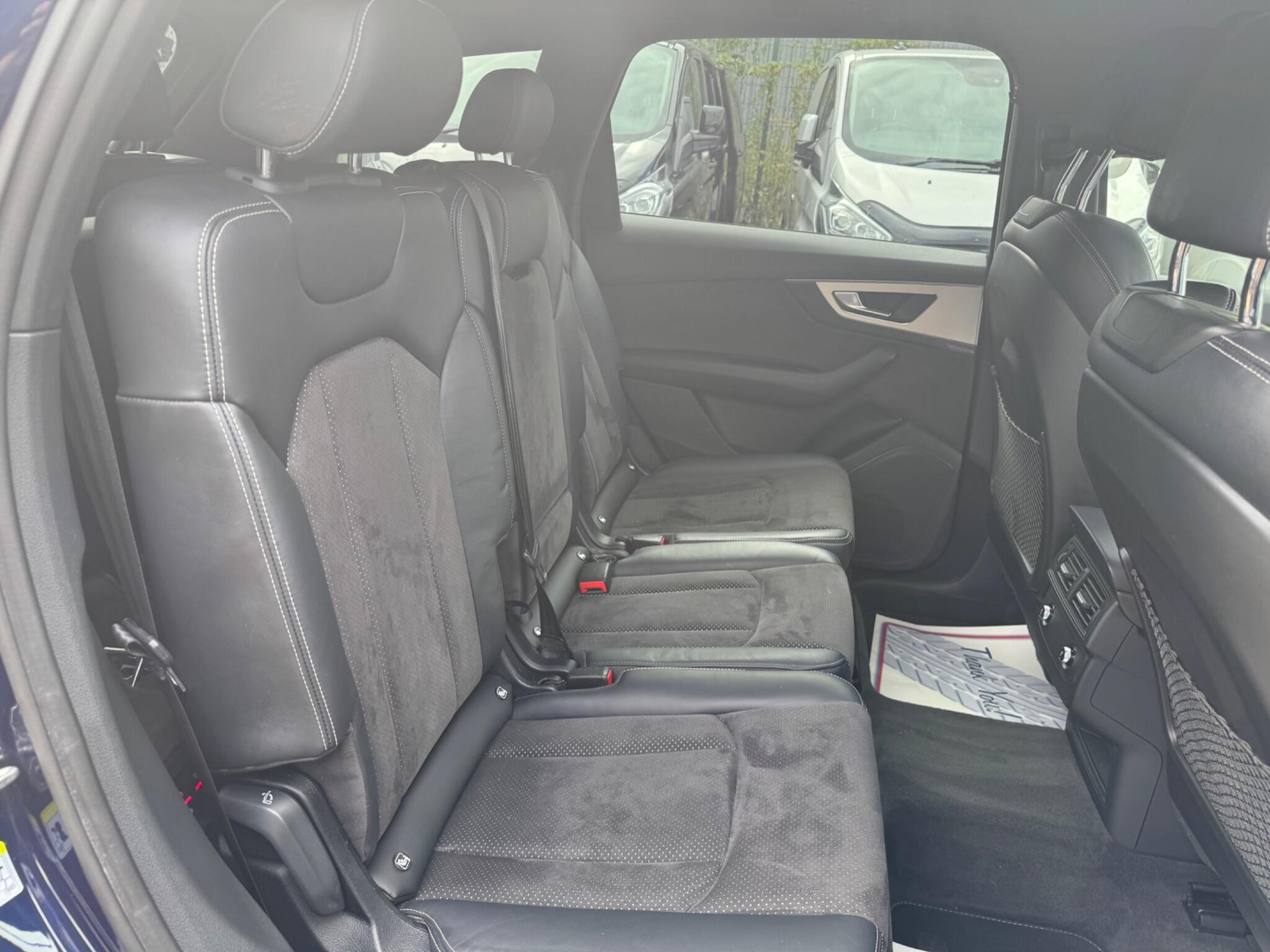 Audi Q7 view 17