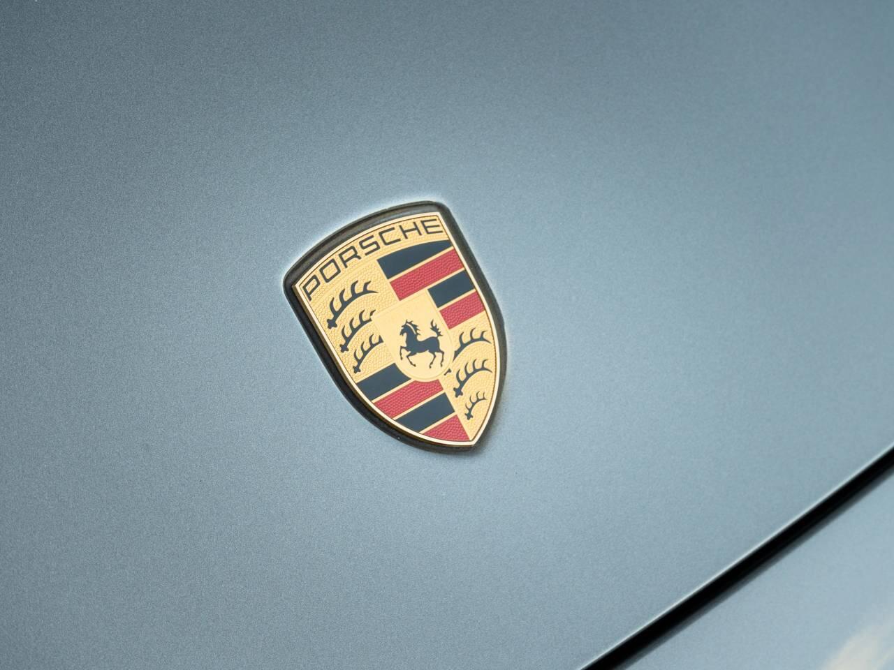 Porsche 911 view 40