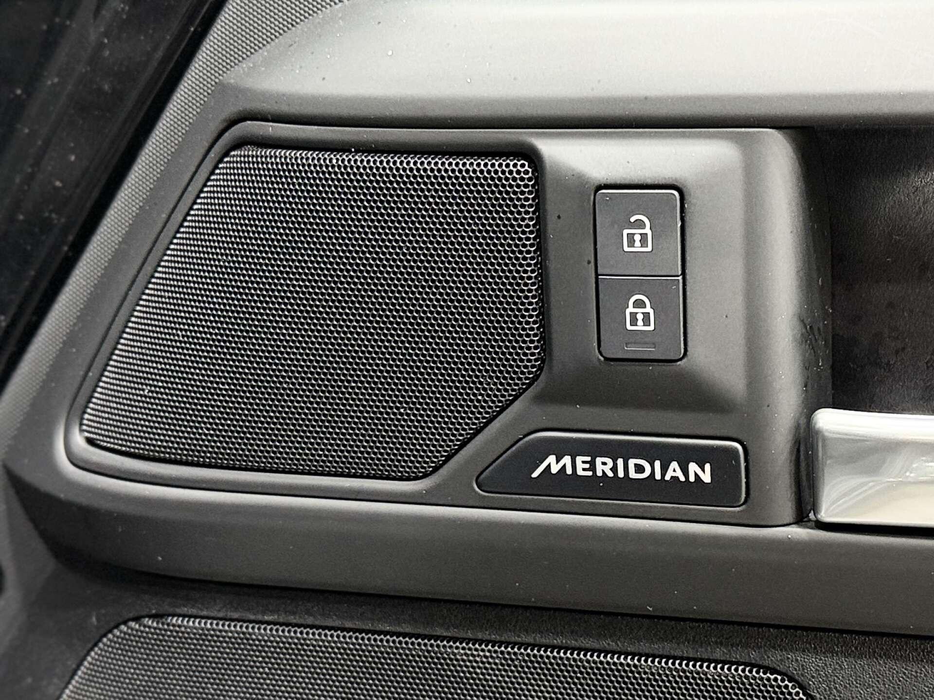 Land Rover Defender view 29