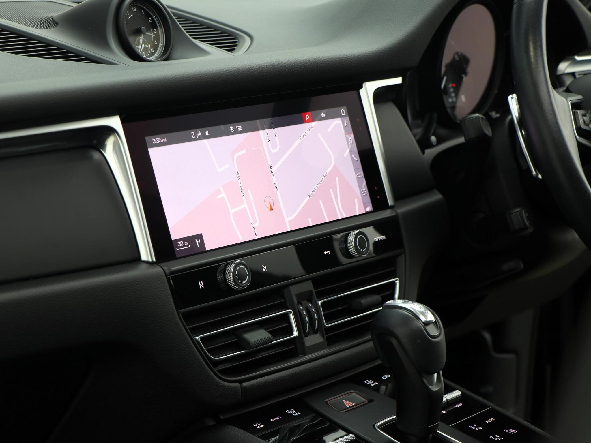 Porsche Macan view 31