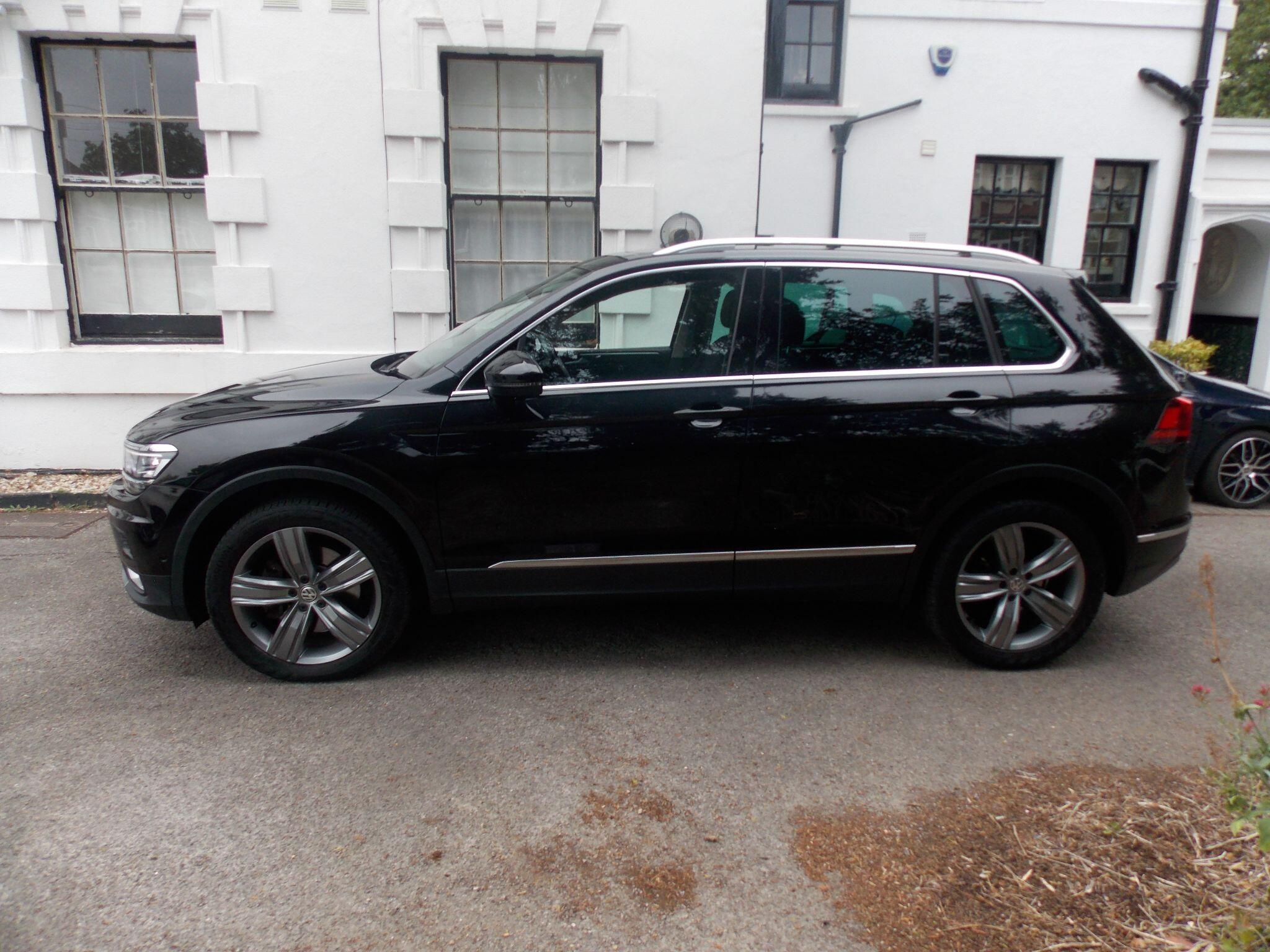 Volkswagen Tiguan view 4