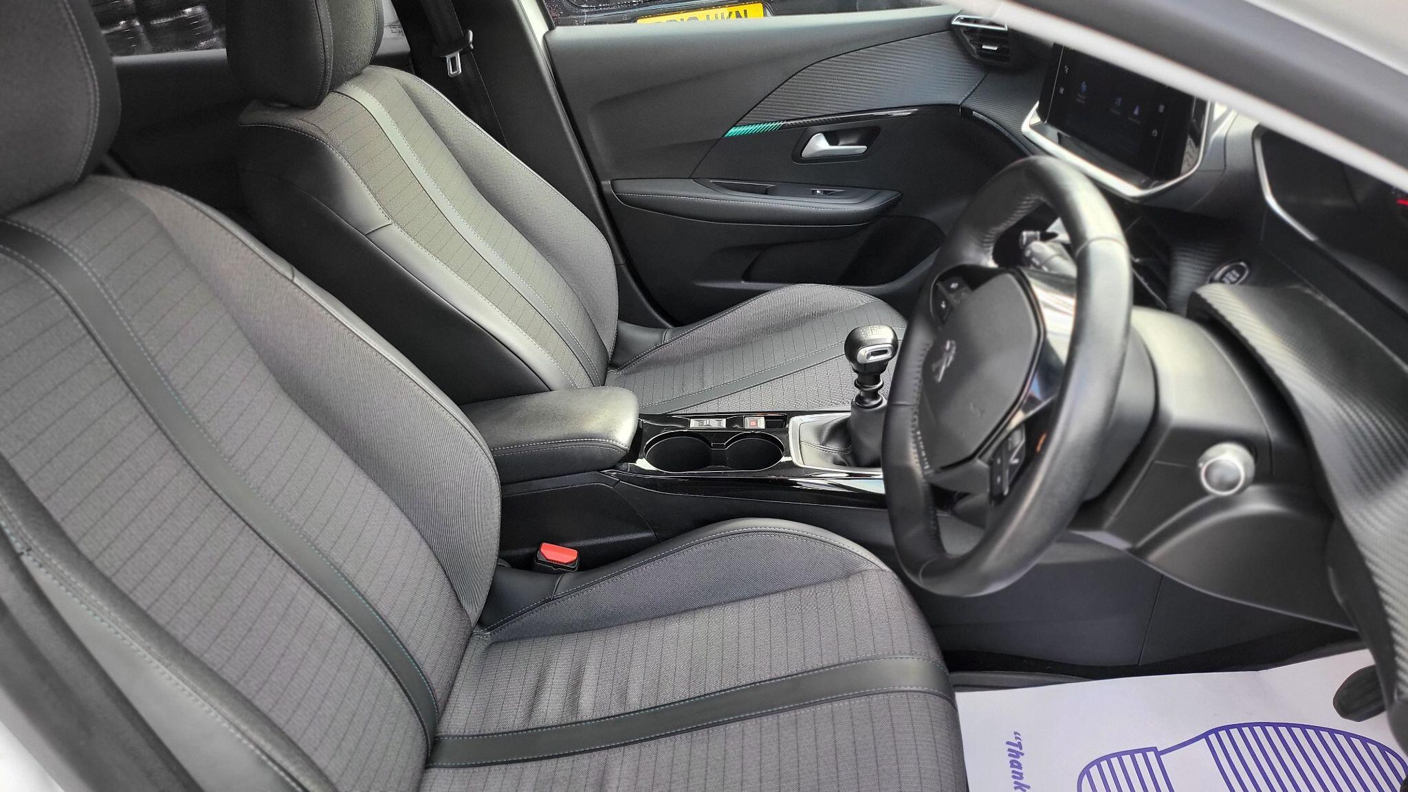 Peugeot 208 view 16