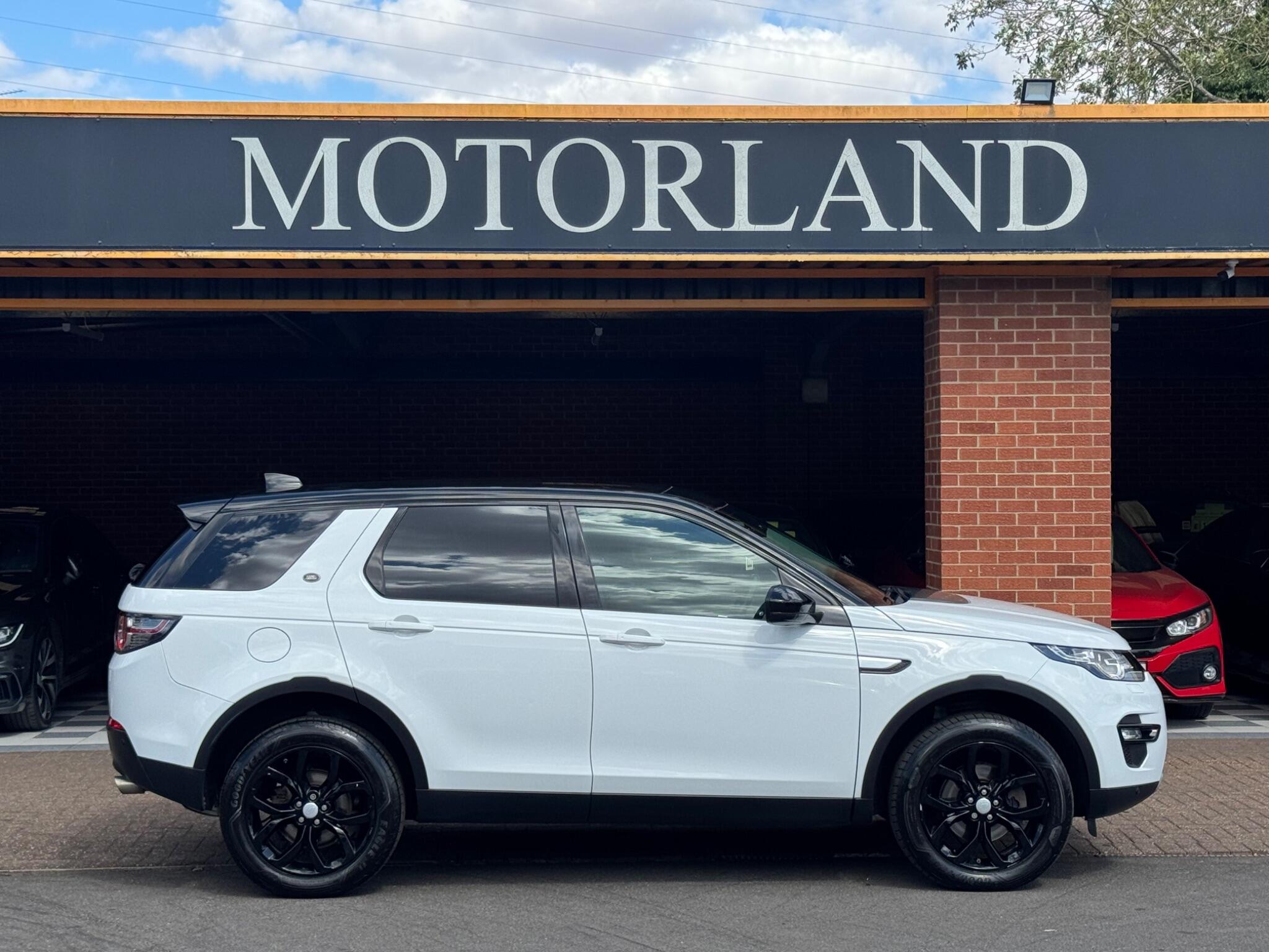 Land Rover Discovery Sport view 5