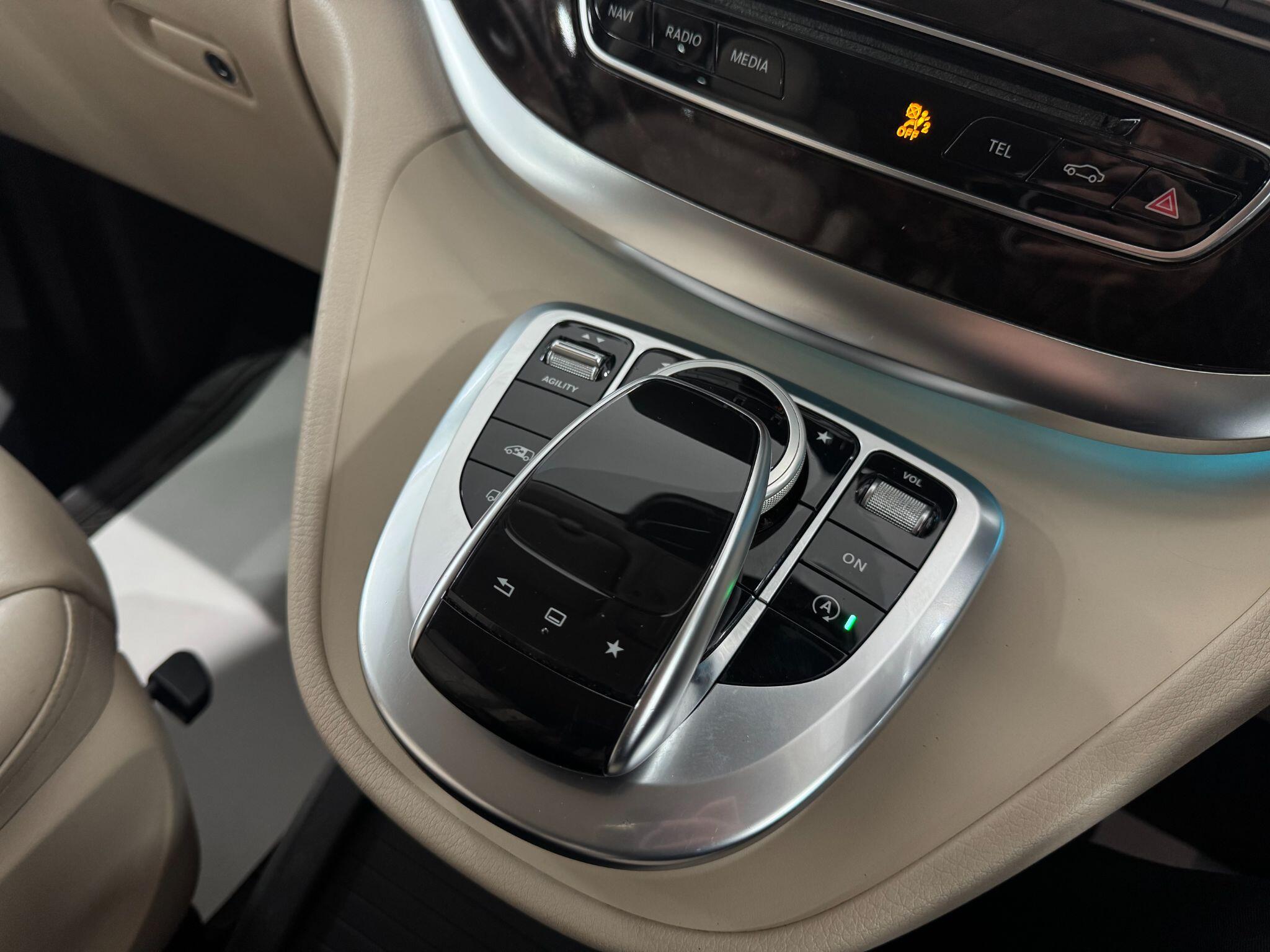 Mercedes-Benz V-Class view 43
