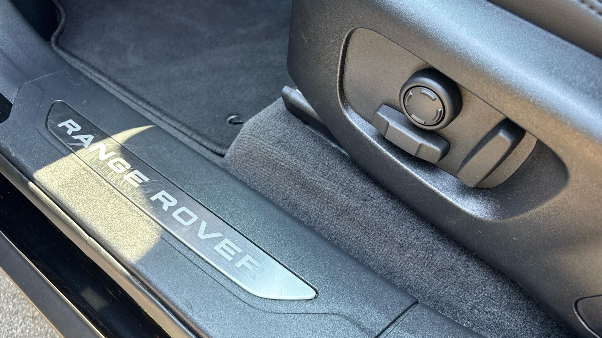 Land Rover Range Rover Velar view 41