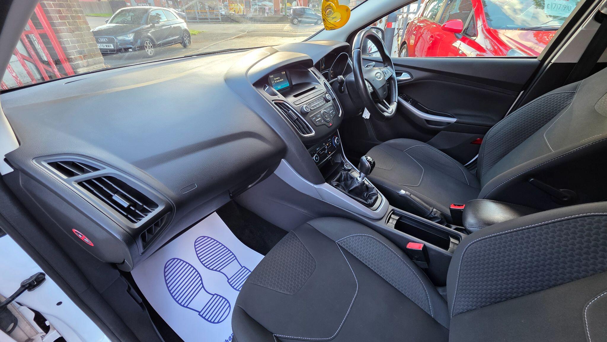 Ford Focus view 25