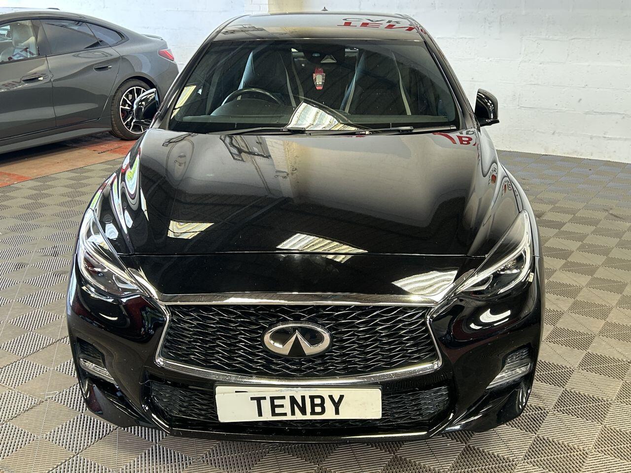 Infiniti Q30 view 3