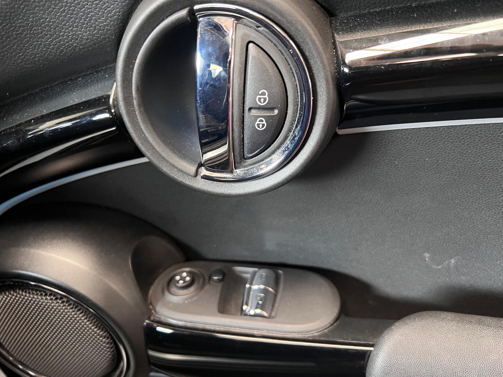 Mini Hatch view 19