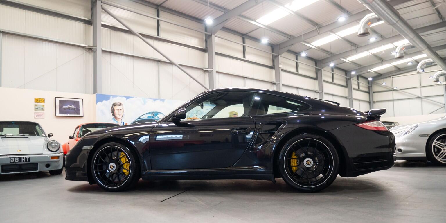 Porsche 911 view 7