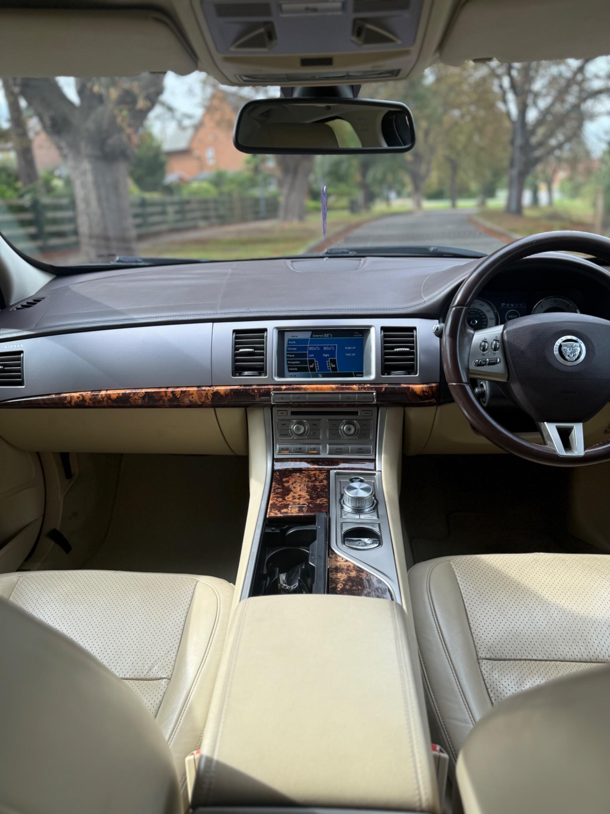 2008 Jaguar XF image 23