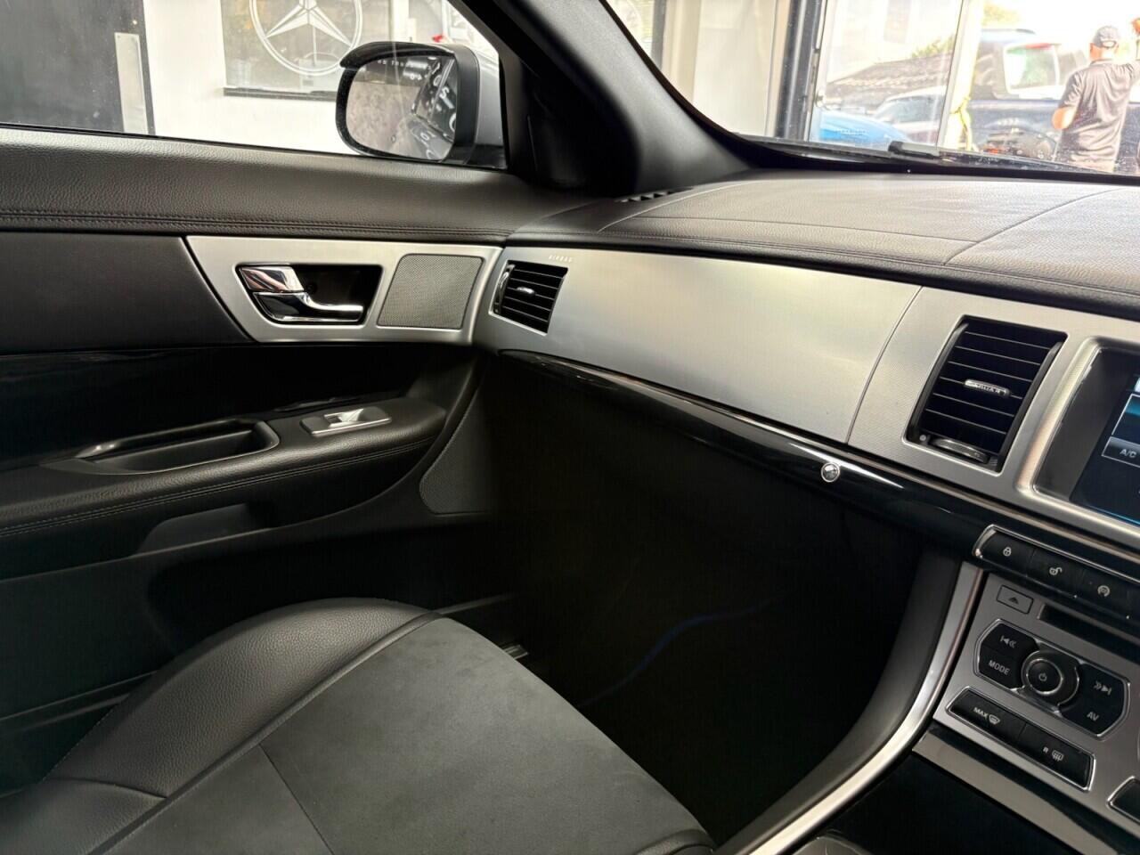 Jaguar XF view 25