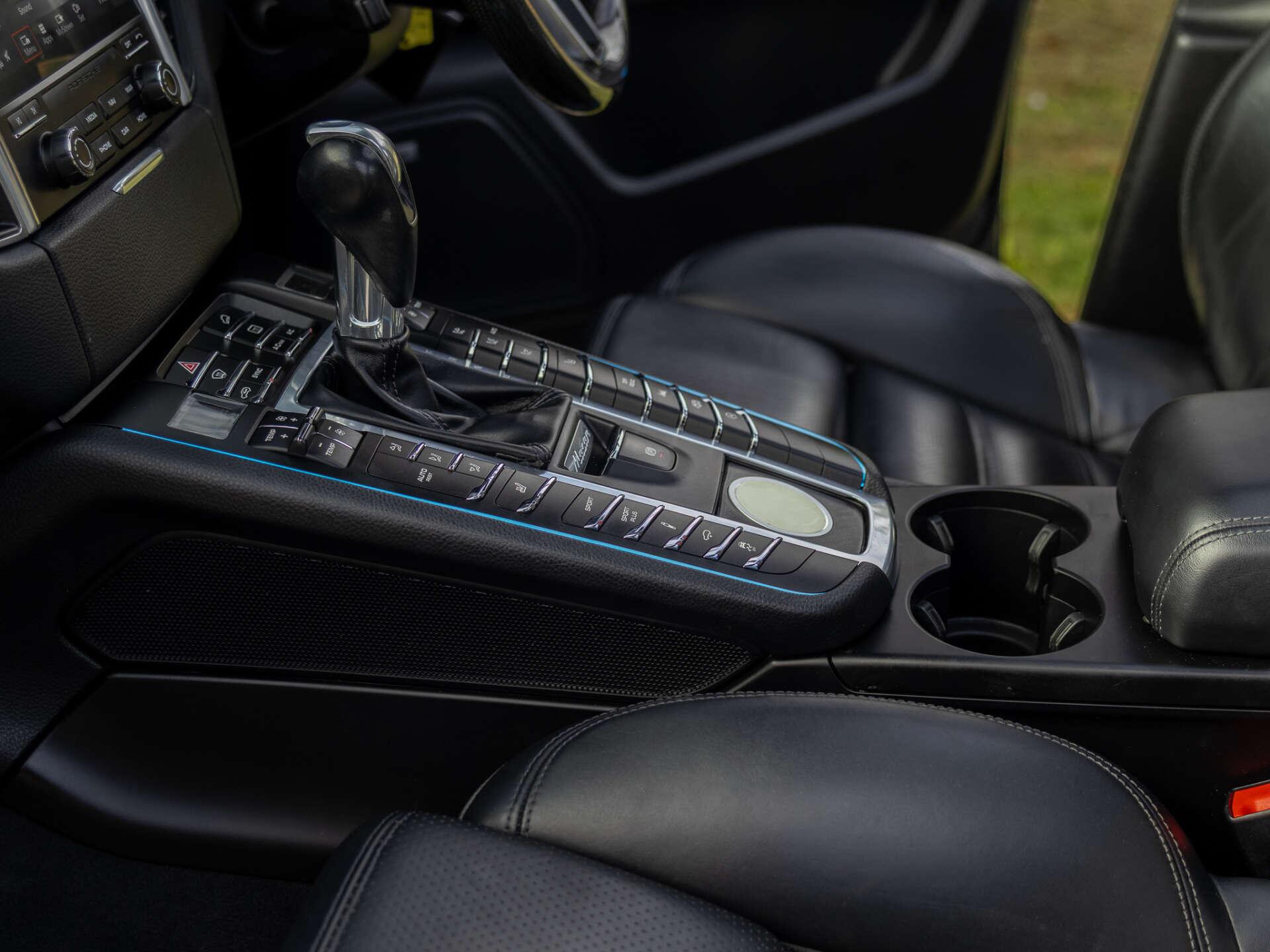 Porsche Macan view 19