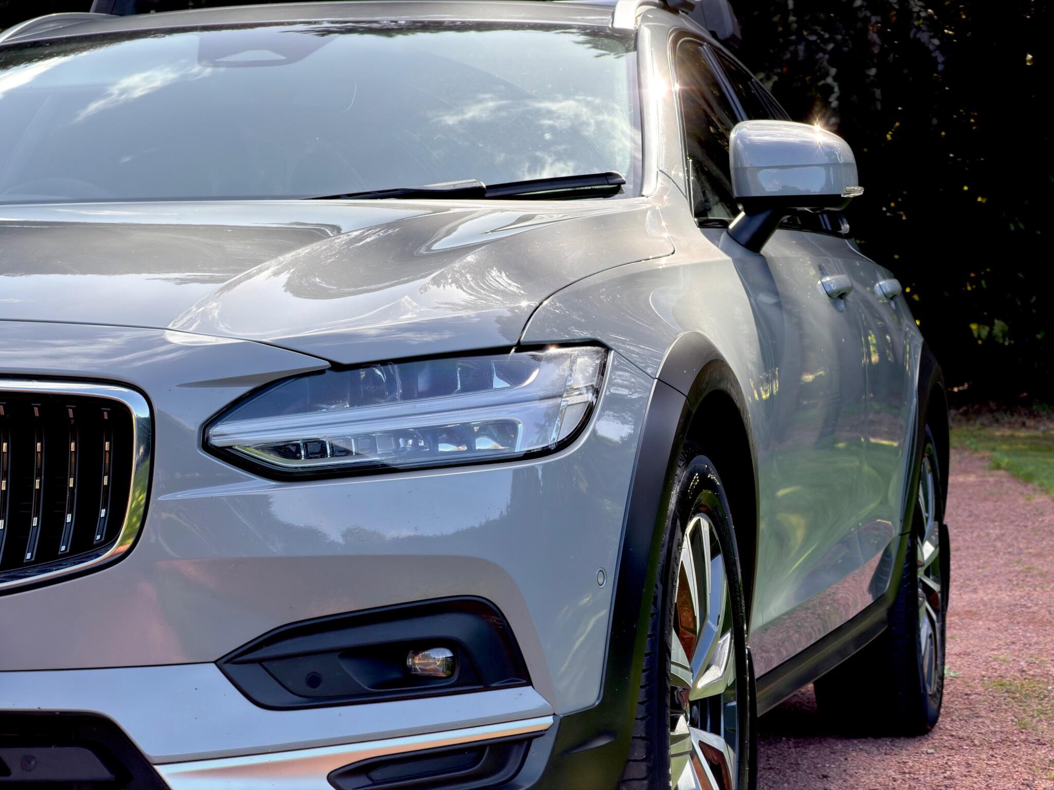 Volvo V90 Cross Country view 42
