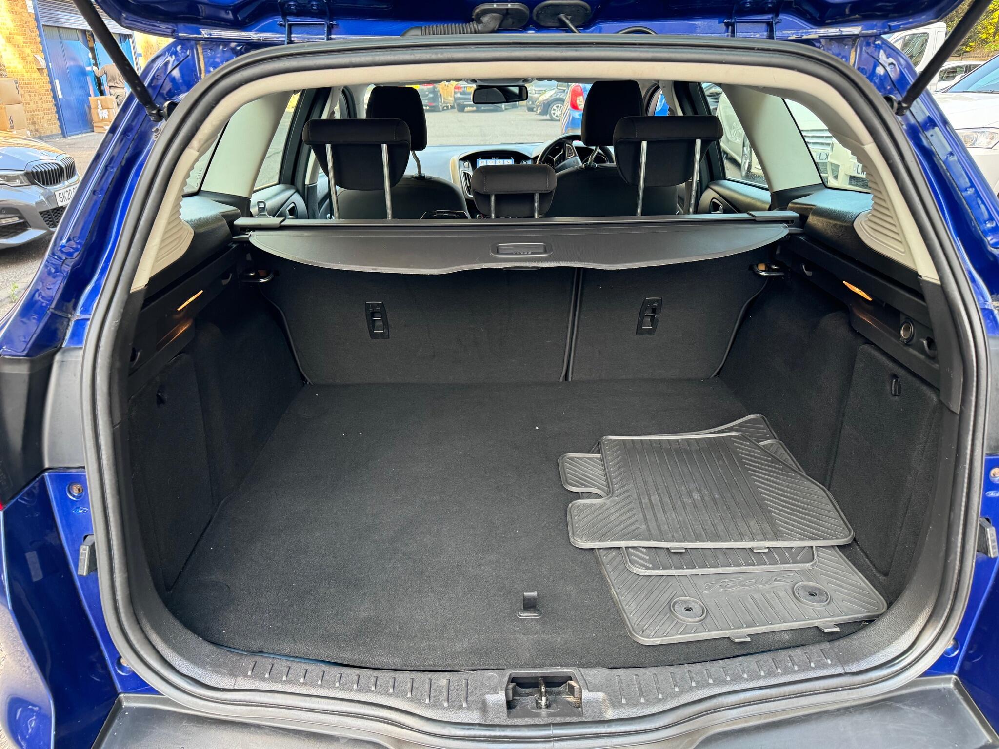 Ford Focus view 22