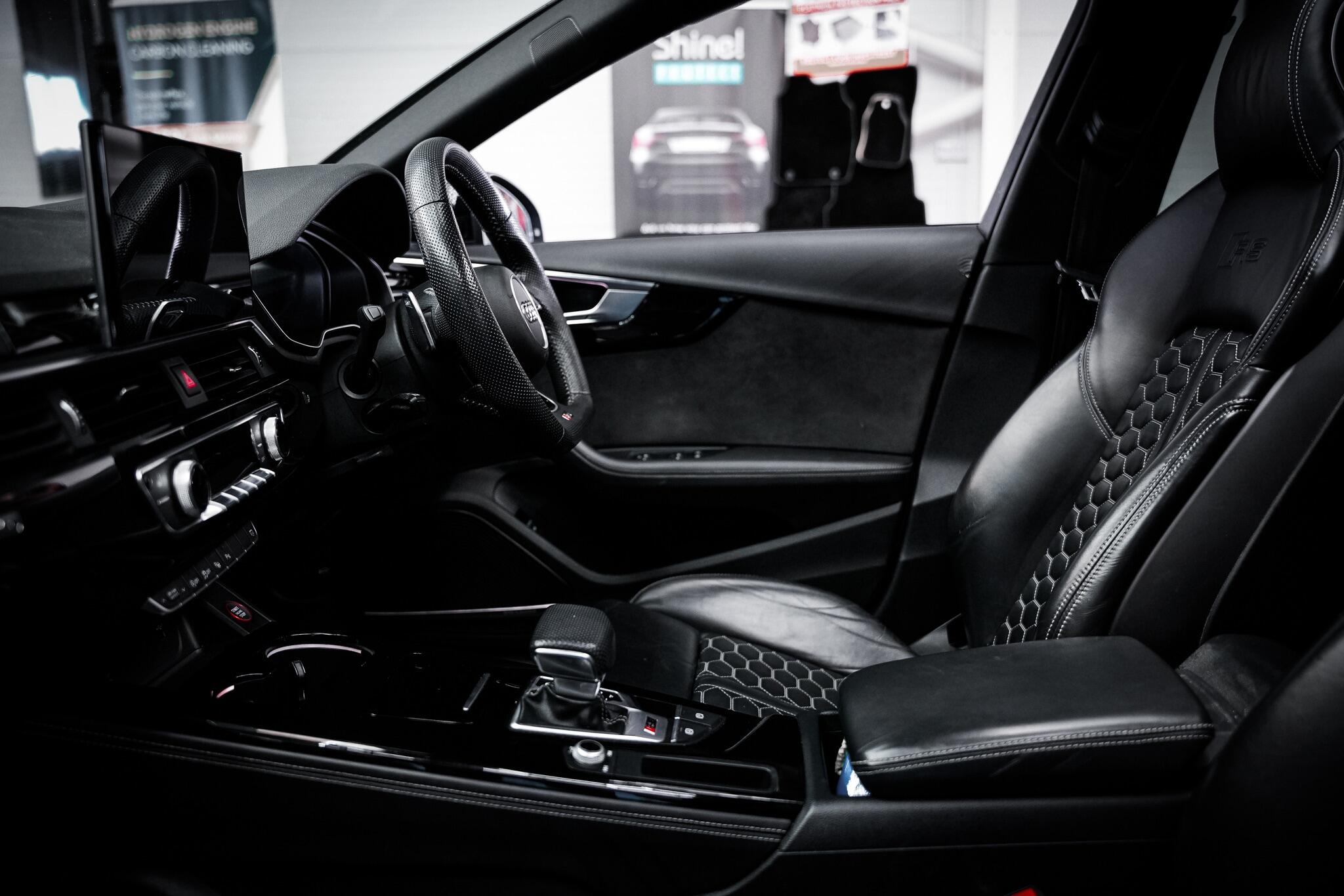 Audi RS4 view 5