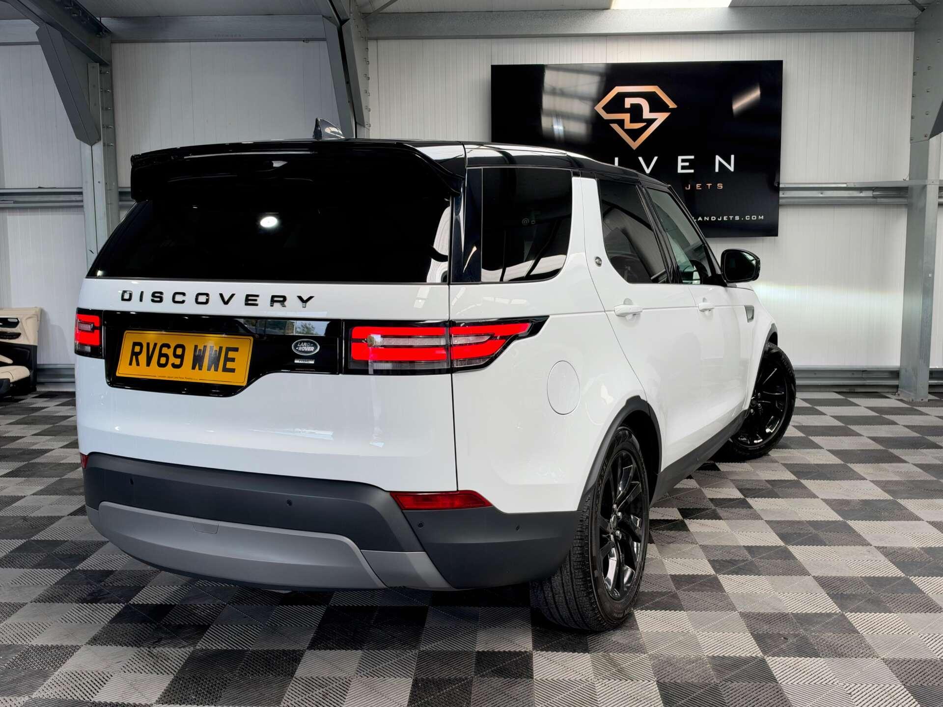 Land Rover Discovery view 3
