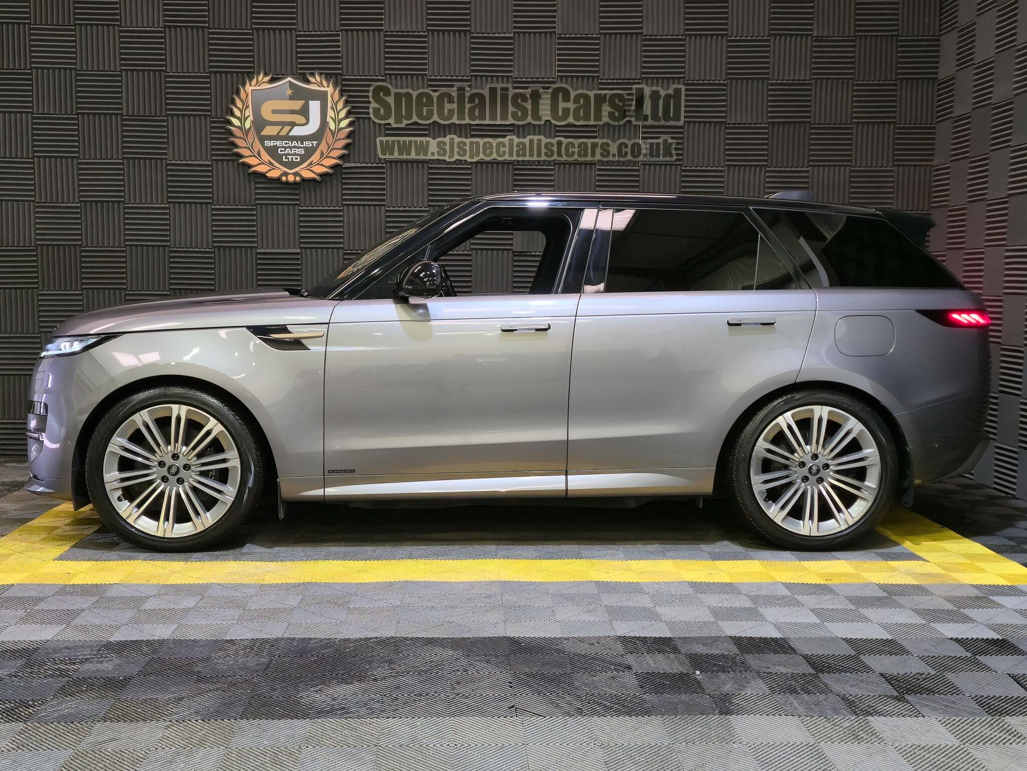 Land Rover Range Rover Sport view 4