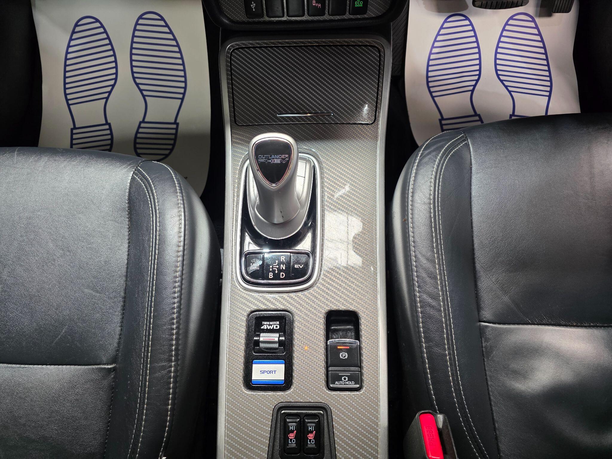 Mitsubishi Outlander view 9