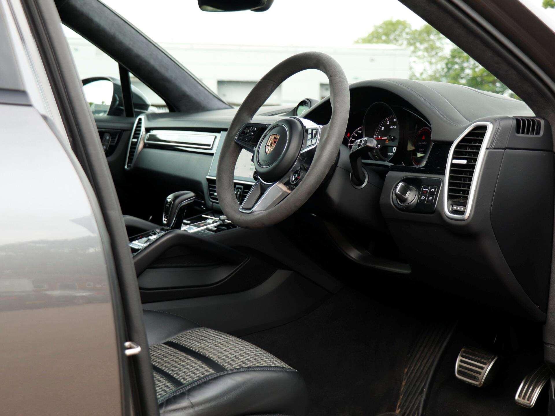 Porsche Cayenne view 12