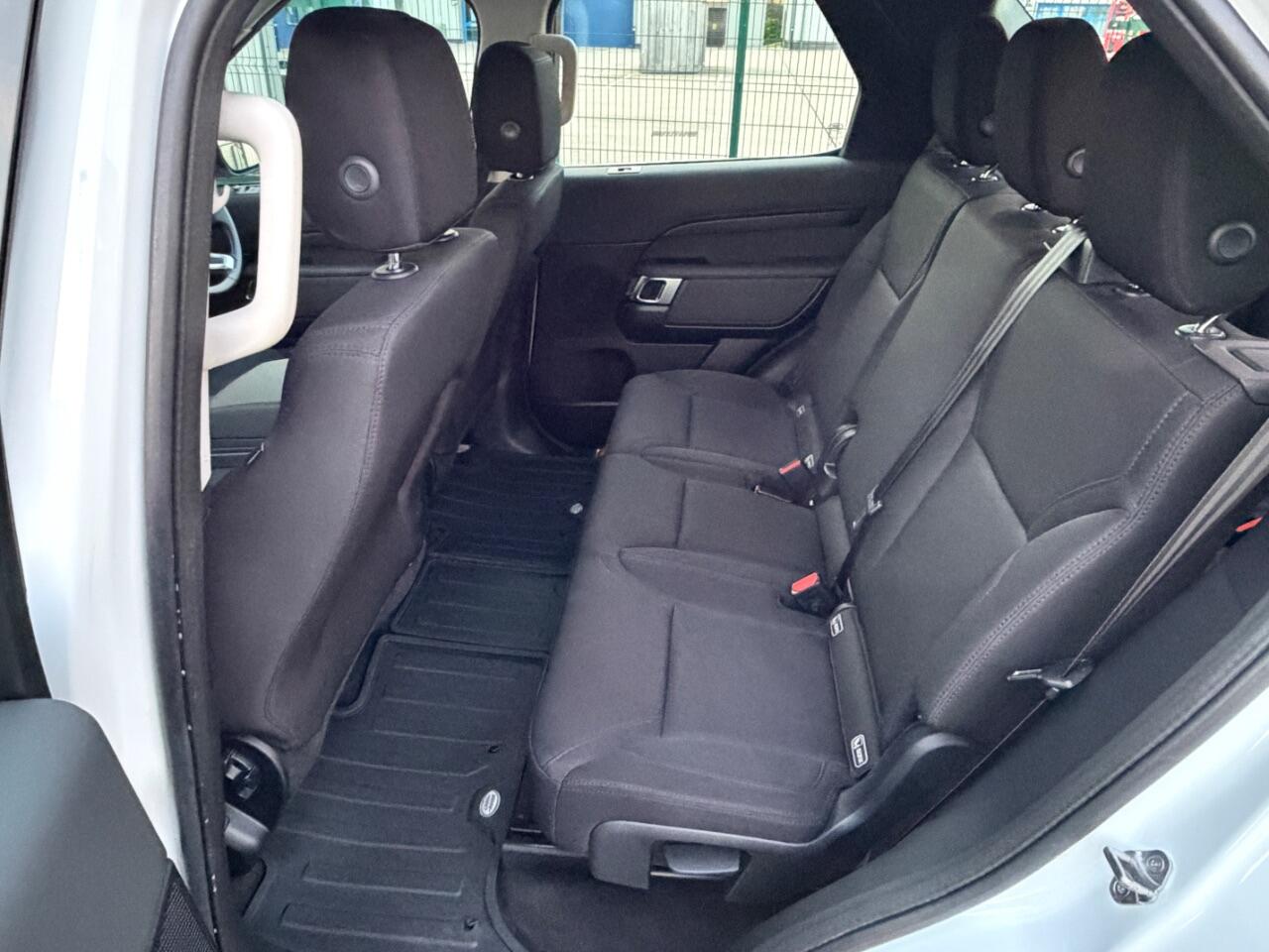 Land Rover Discovery view 17