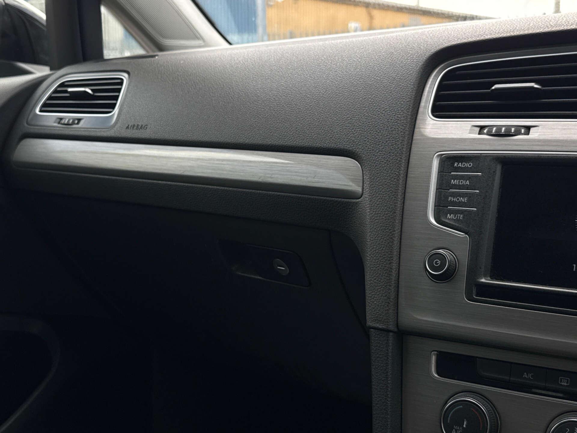 Volkswagen Golf view 20