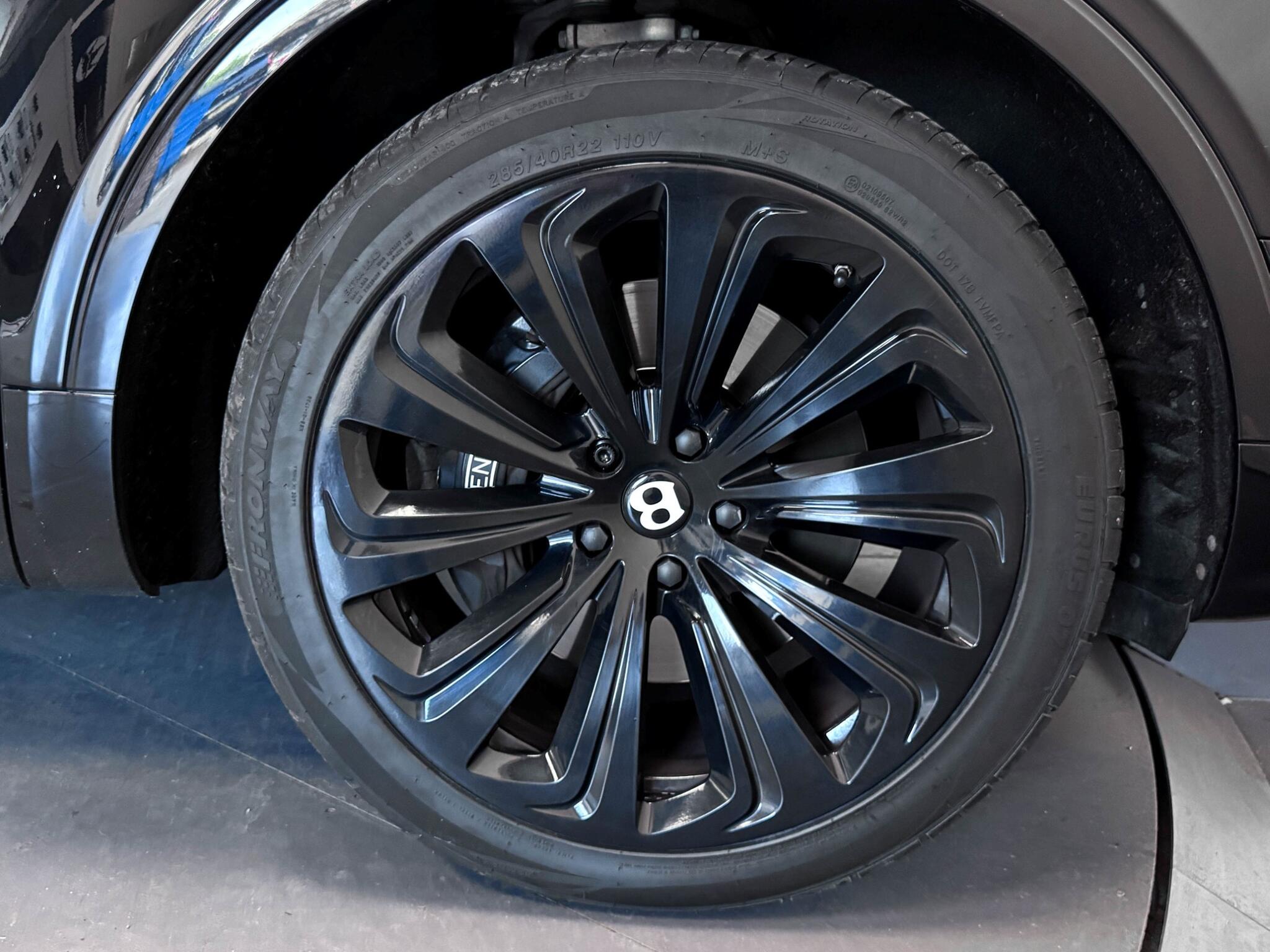 Bentley Bentayga view 77
