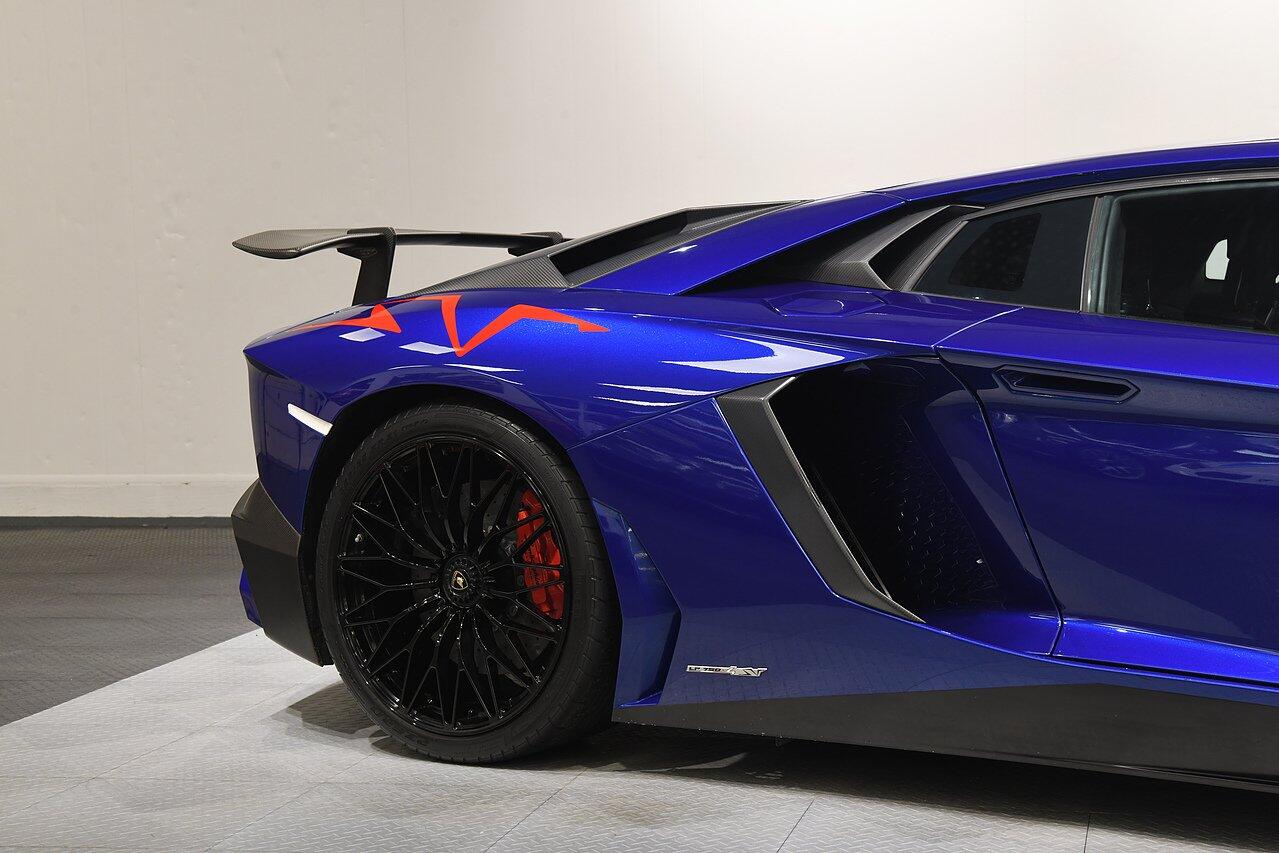 Lamborghini Aventador view 46
