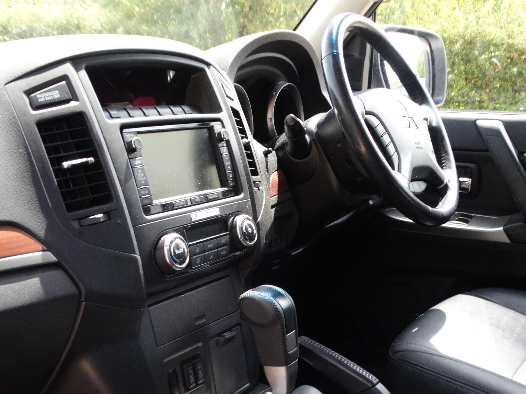 Mitsubishi Shogun view 15