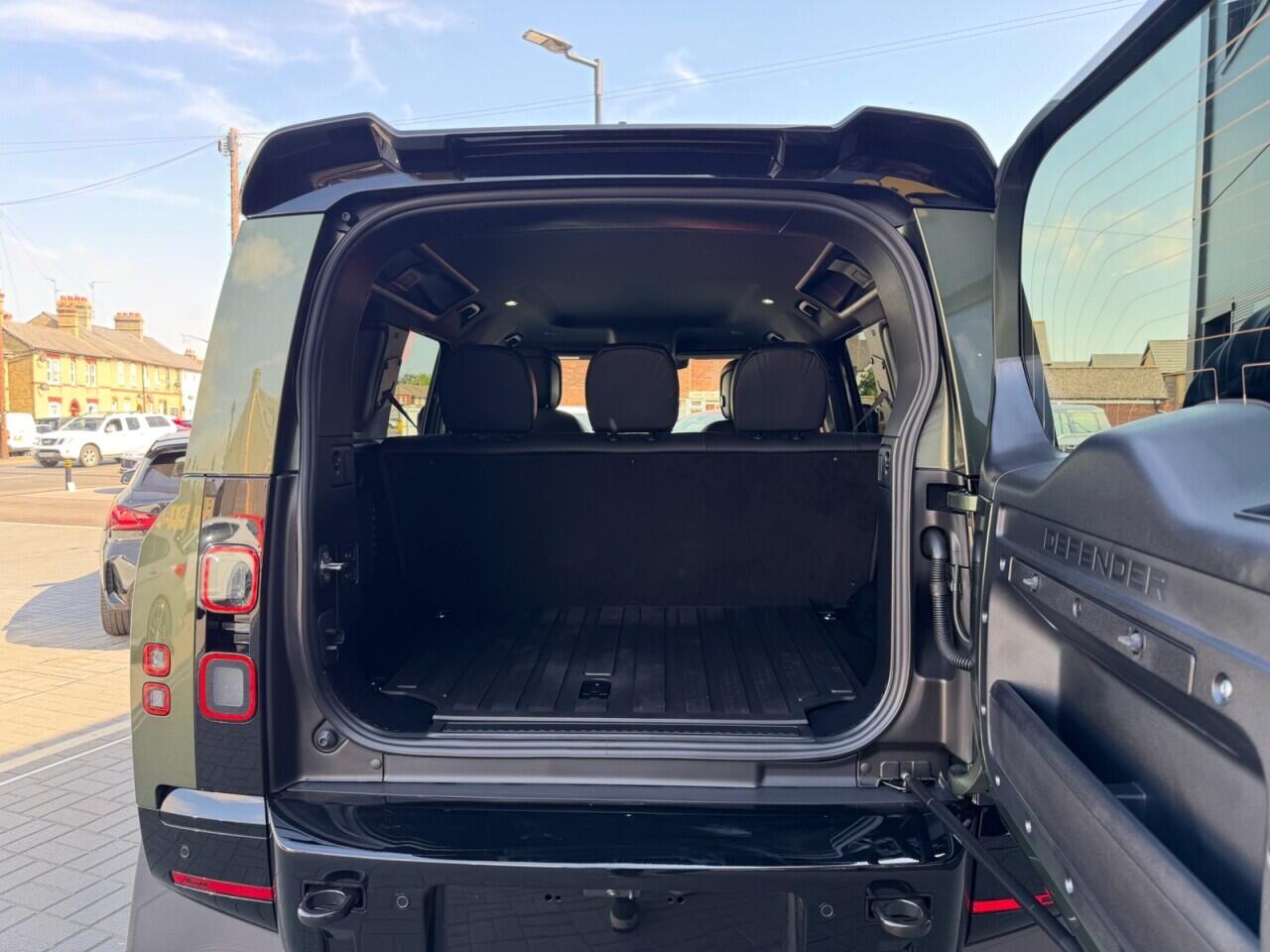 Land Rover Defender 110 view 17