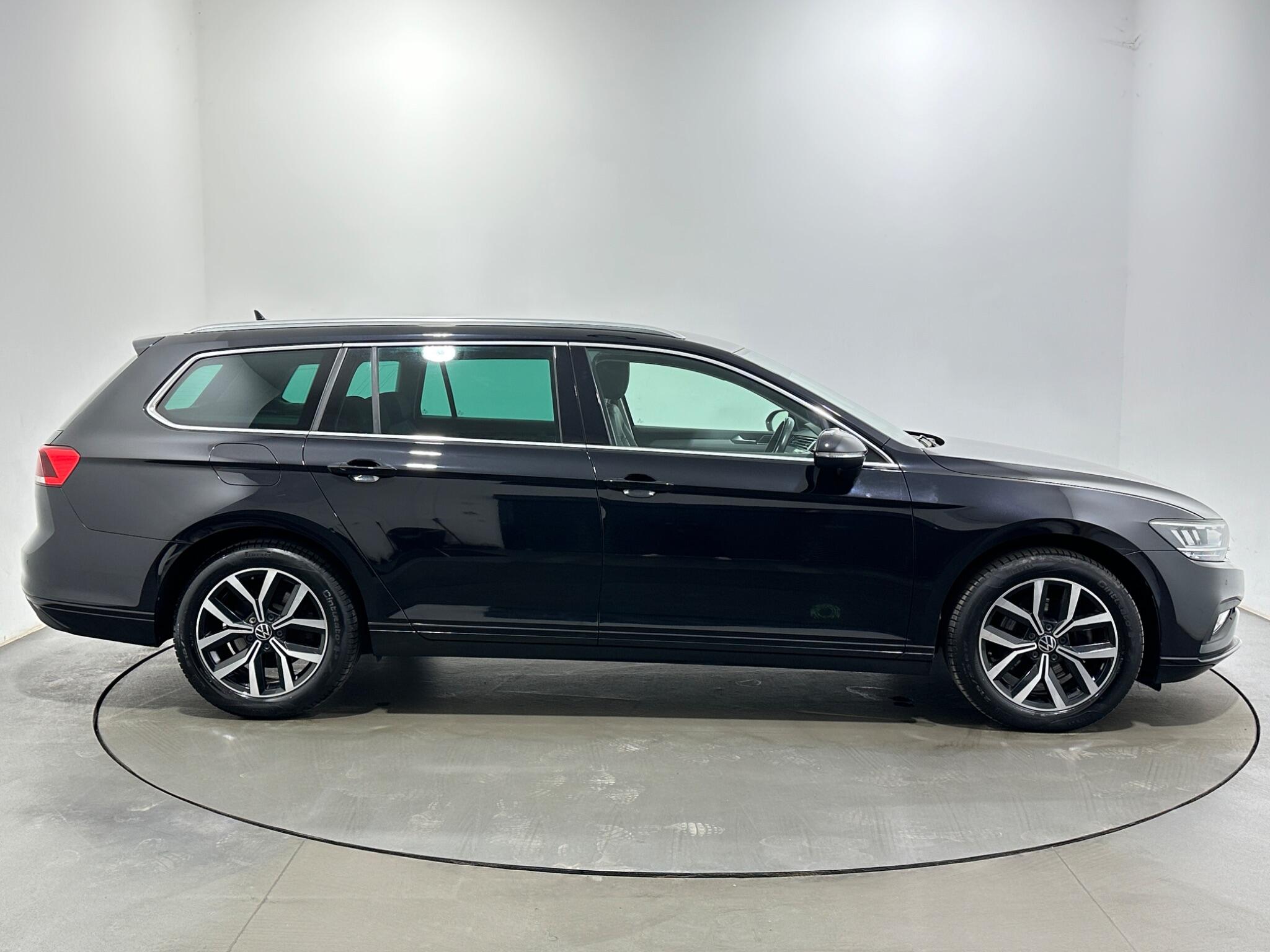 Volkswagen Passat view 9
