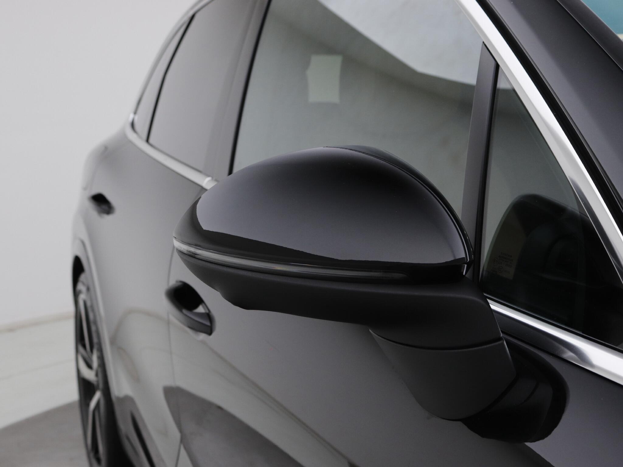 Porsche Cayenne view 21