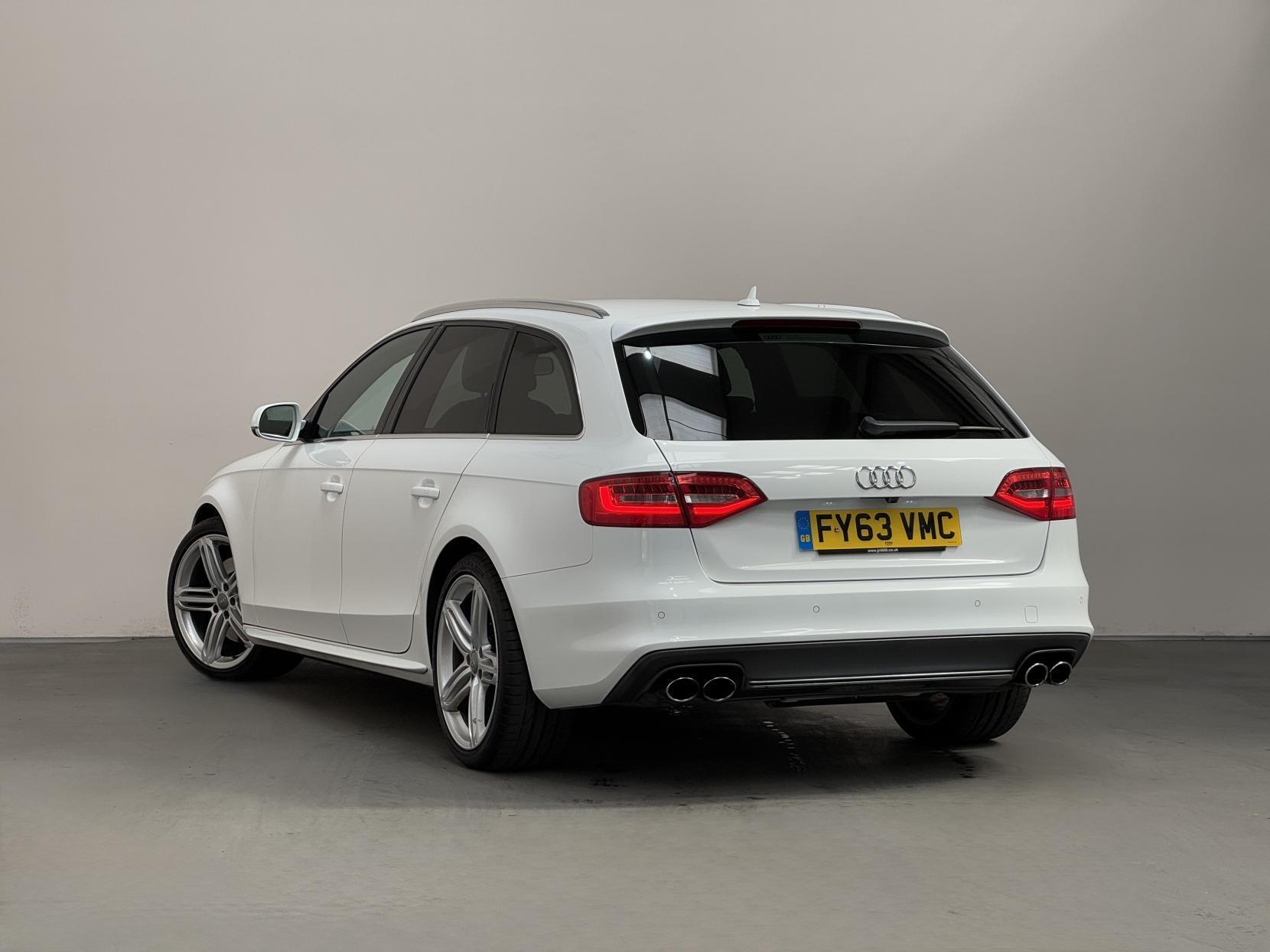 Audi S4 Avant view 7