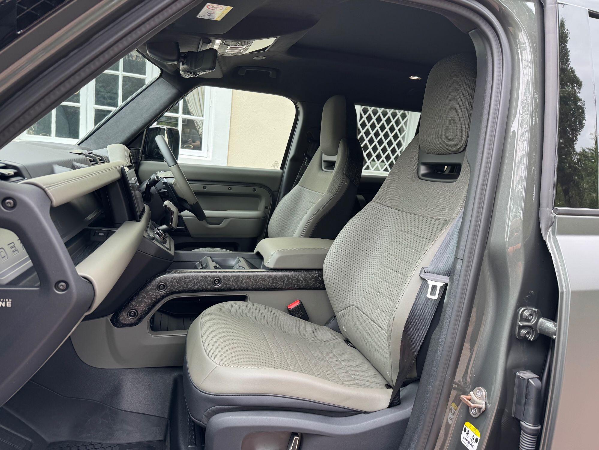 Land Rover Defender 110 view 24