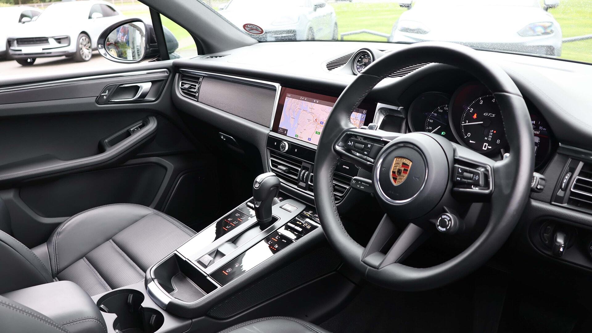 Porsche Macan view 8