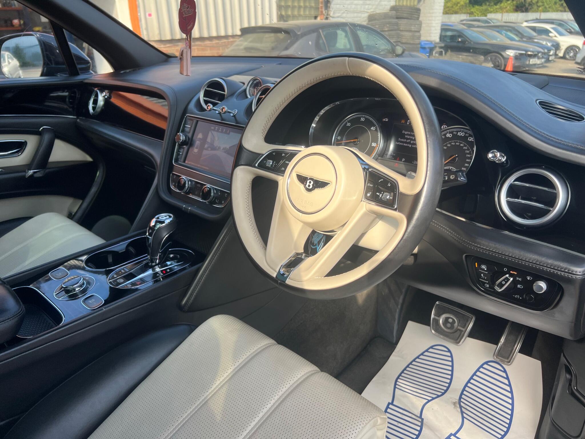 Bentley Bentayga view 22