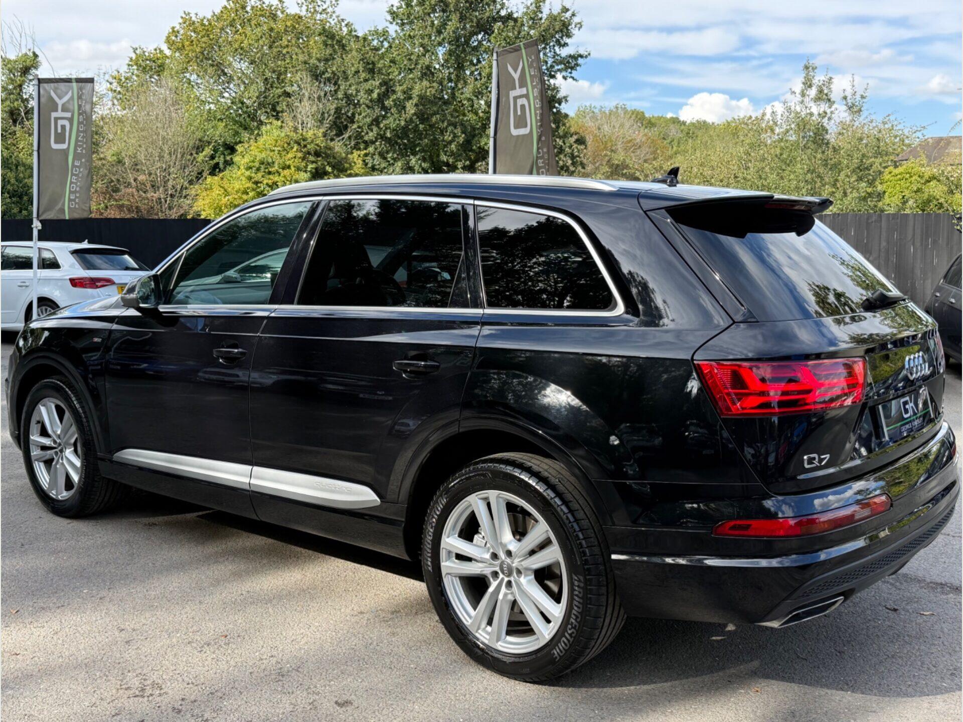 Audi Q7 view 2