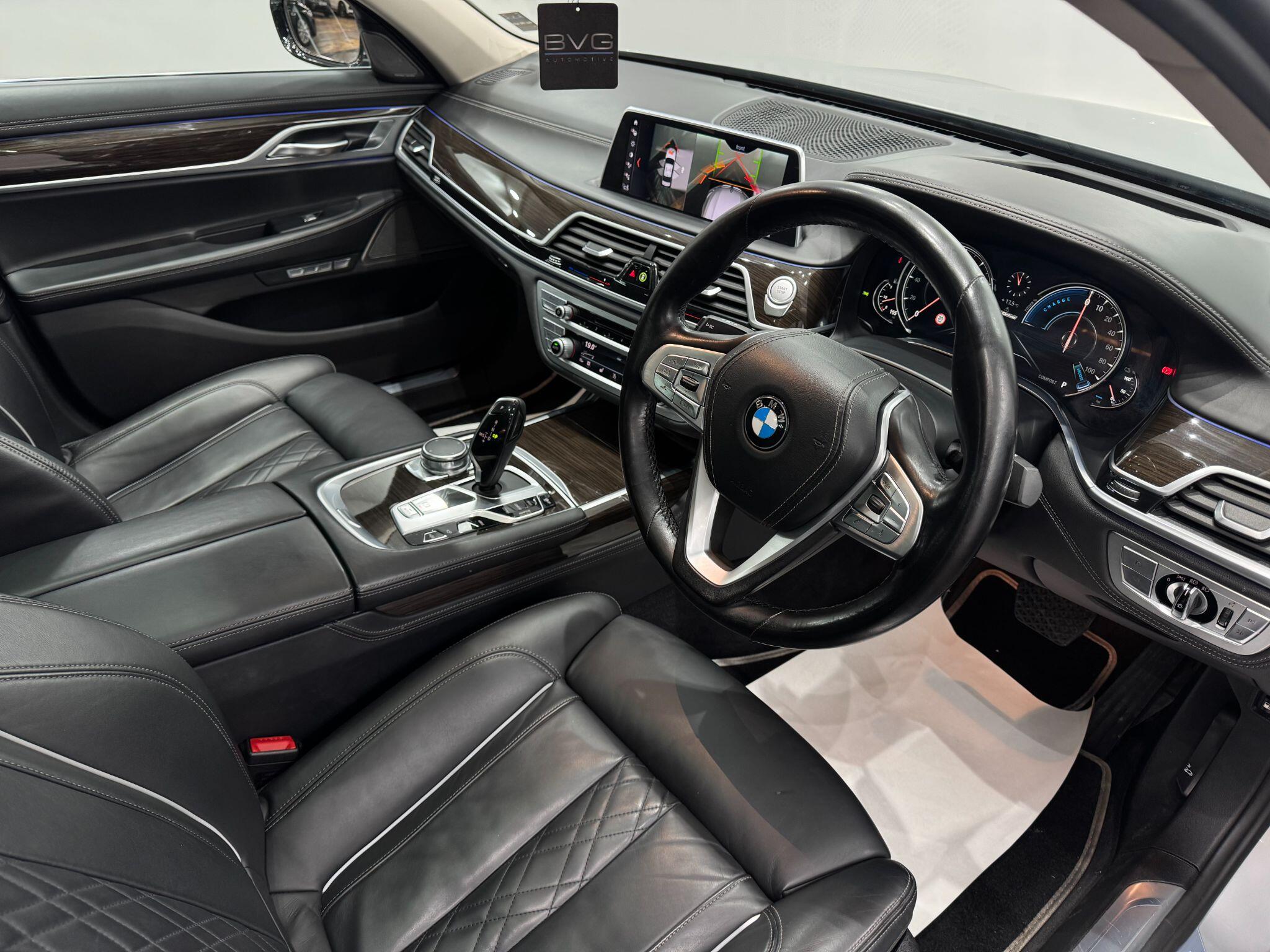 BMW 7 Series view 32