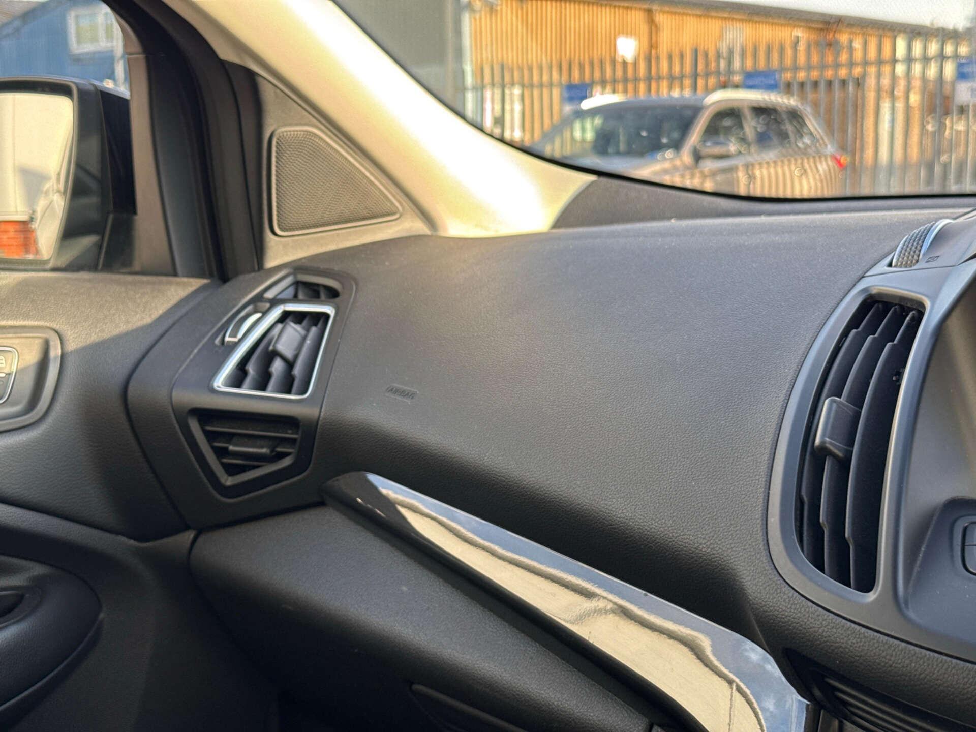 Ford Kuga view 97