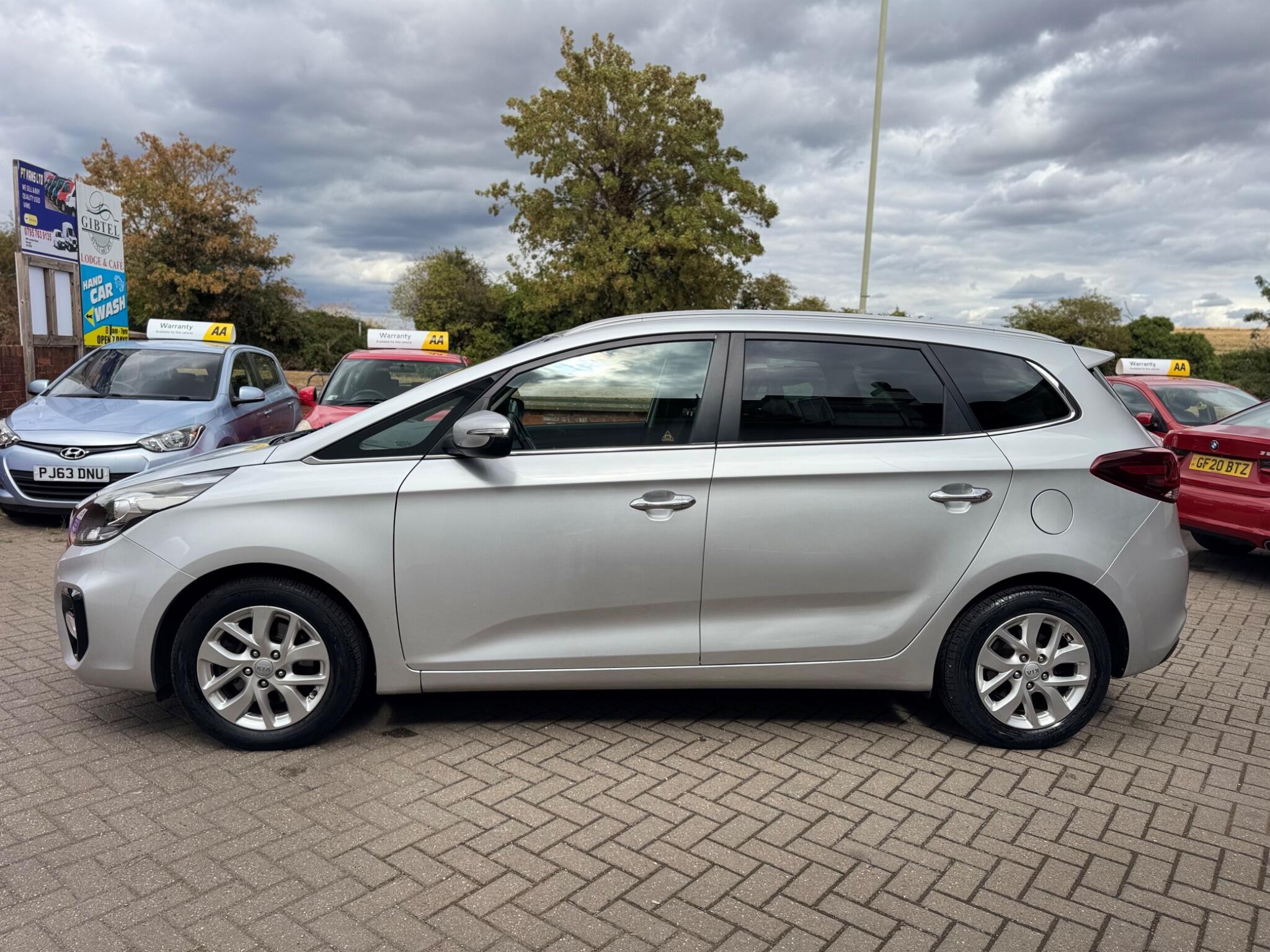 Kia Carens view 5