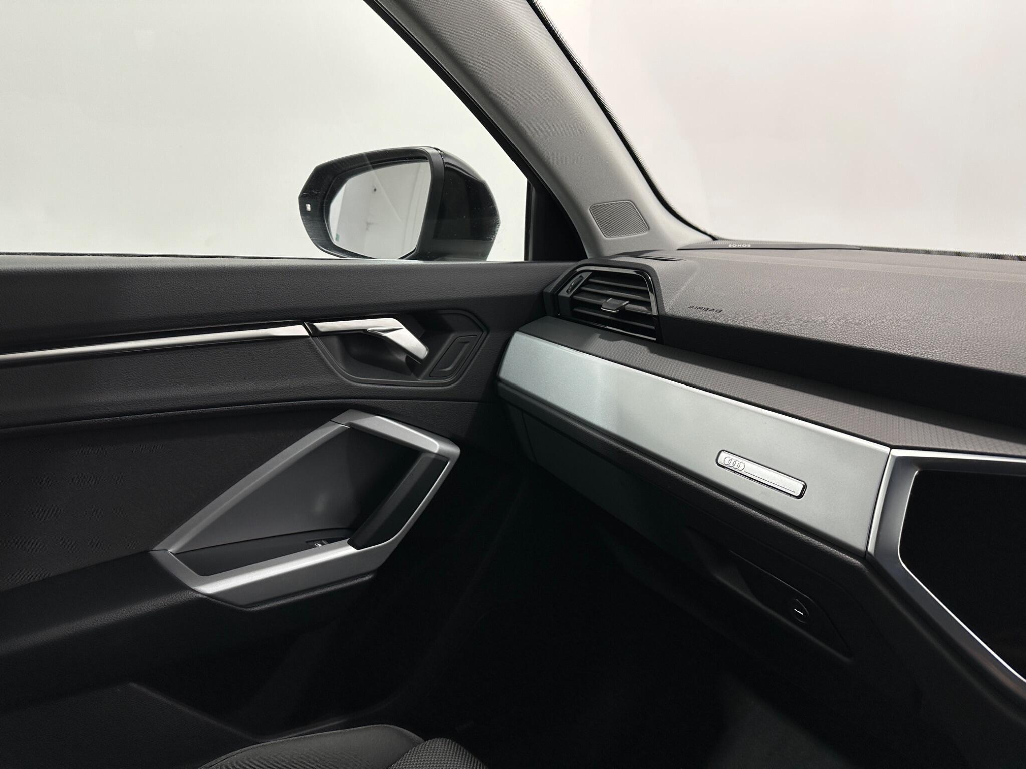 Audi Q3 view 27