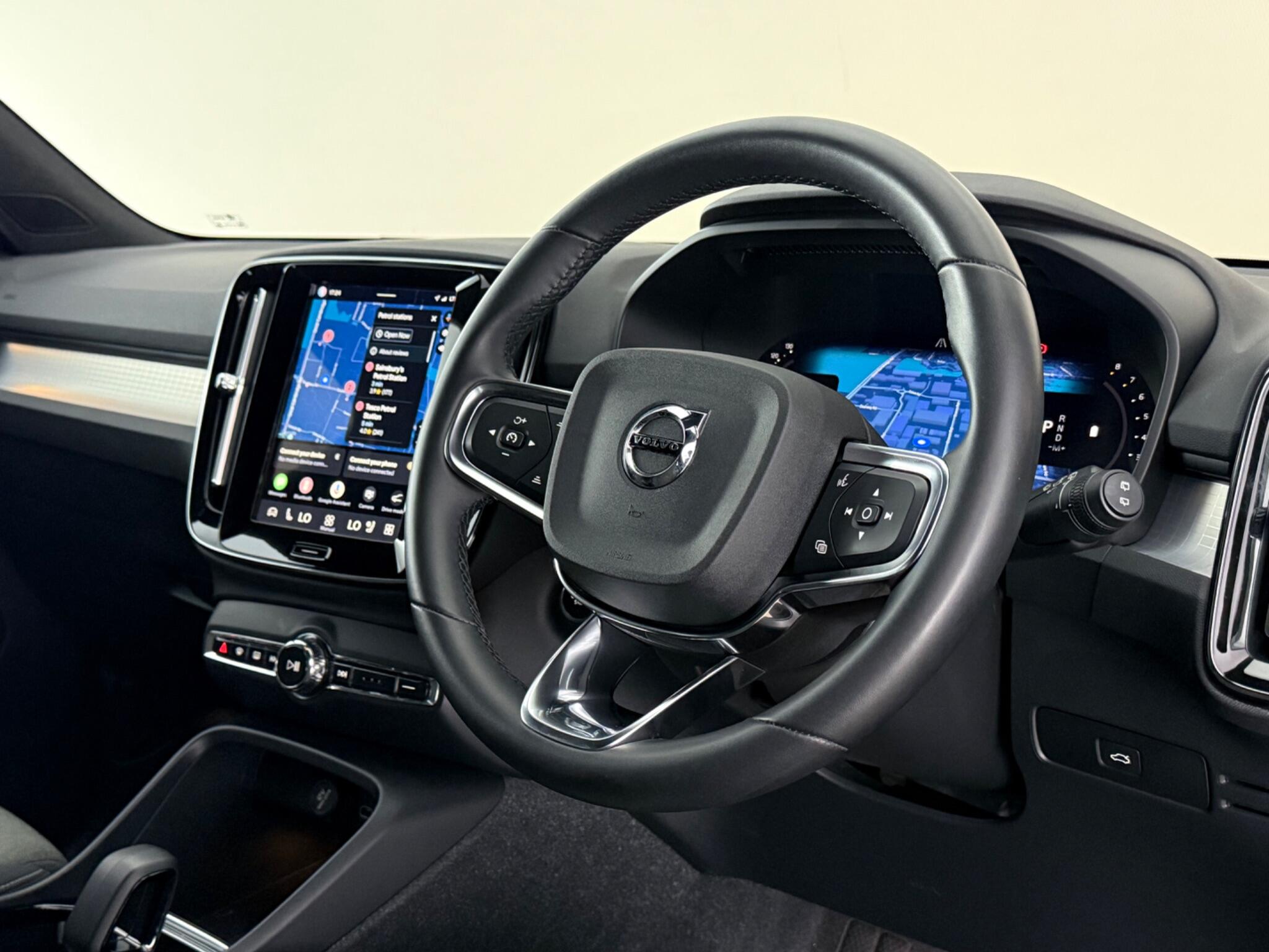 Volvo XC40 view 3