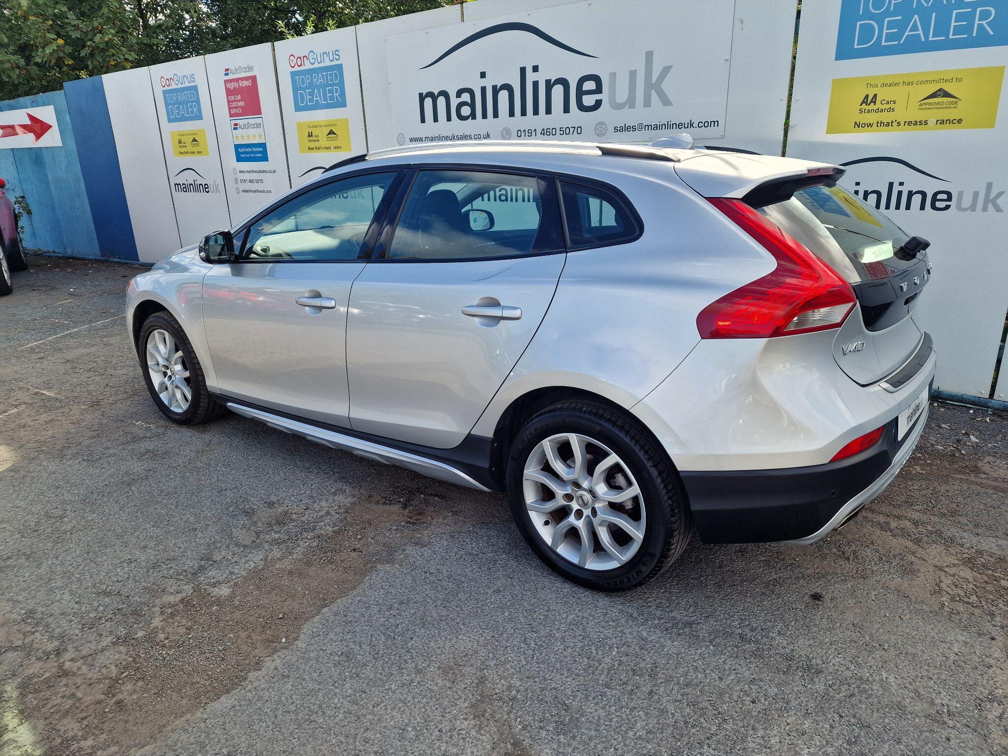 Volvo V40 Cross Country view 5