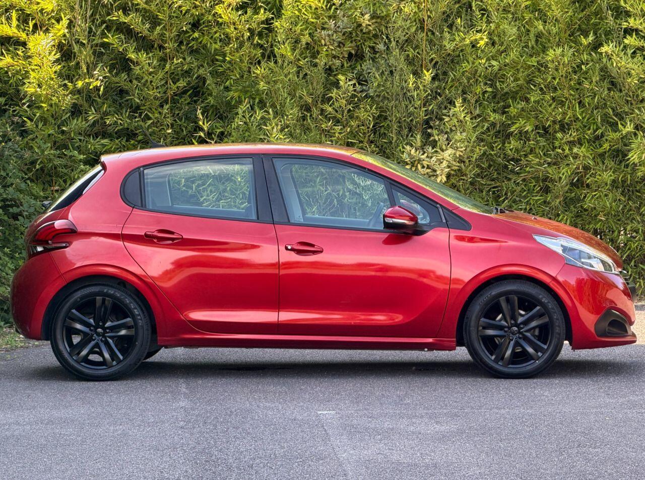 Peugeot 208 view 3