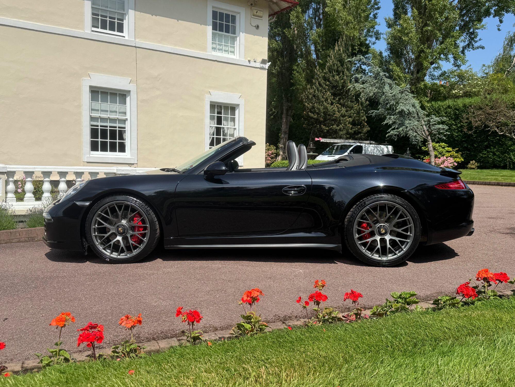 Porsche 911 view 7
