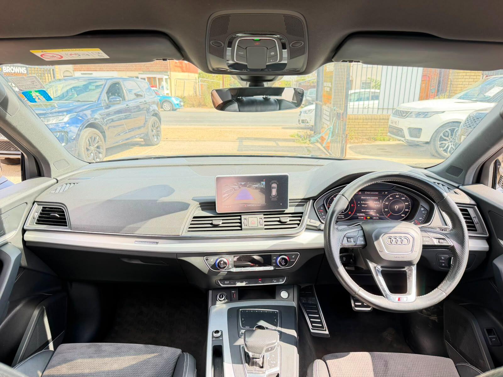 Audi Q5 view 10