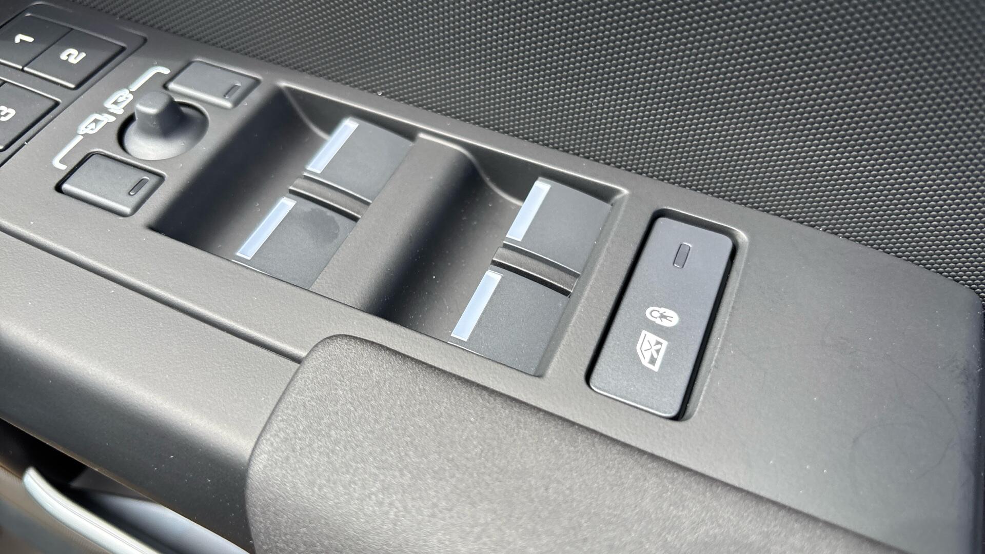 Land Rover Defender view 44