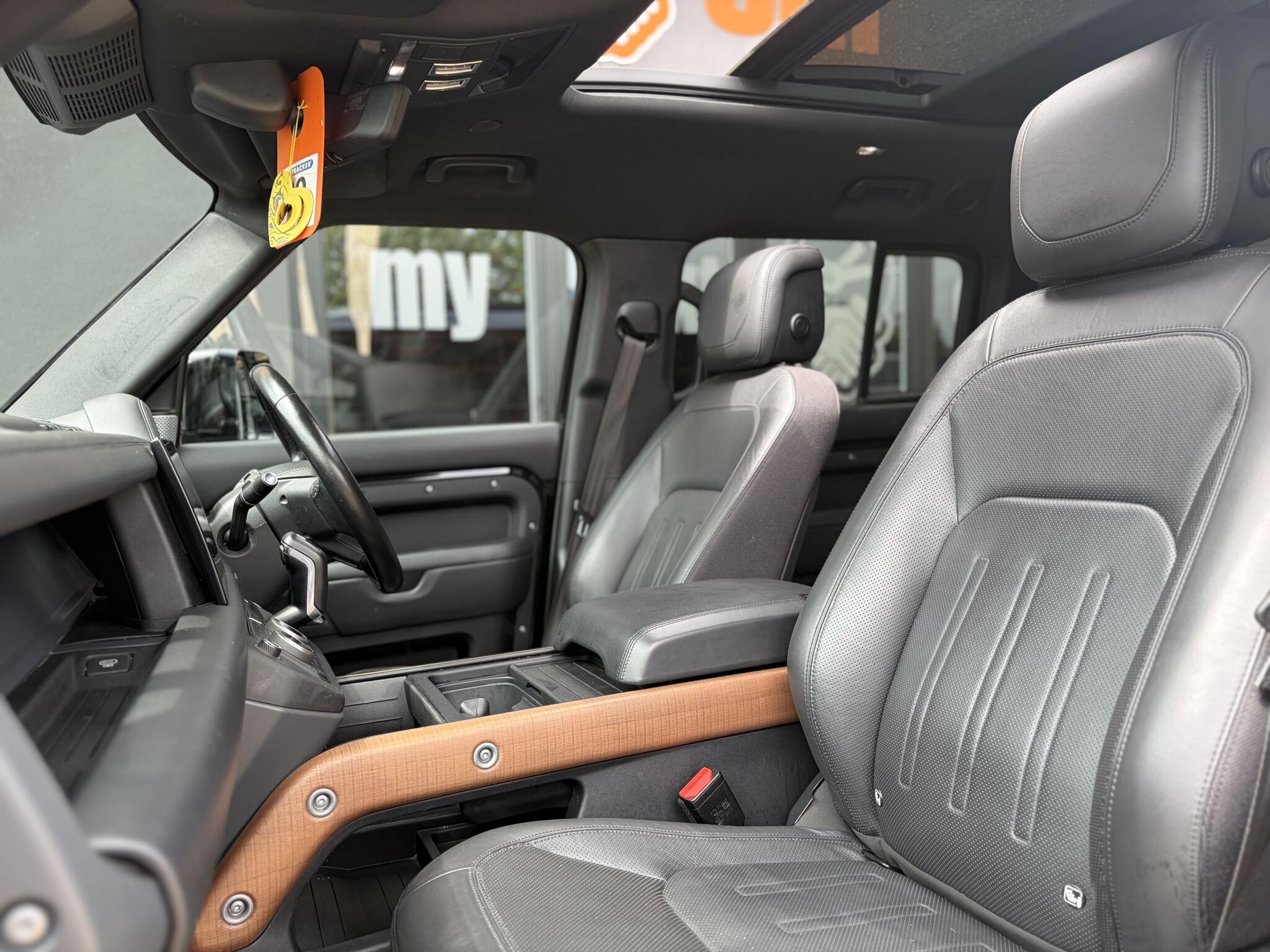 Land Rover Defender 130 view 19