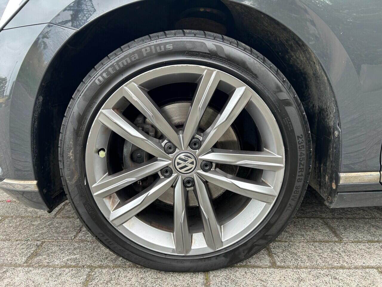 Volkswagen Passat view 42