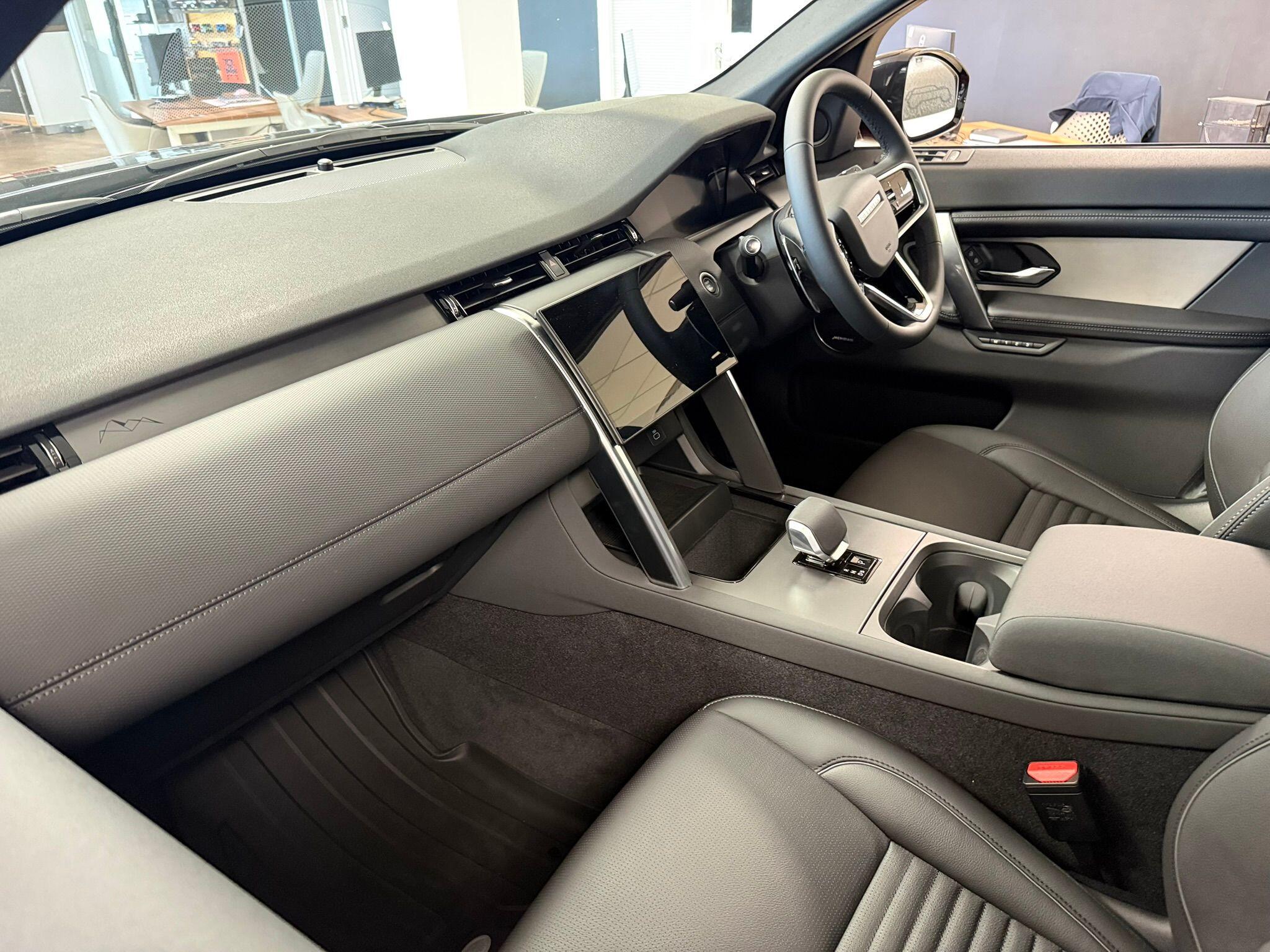 Land Rover Discovery Sport view 3
