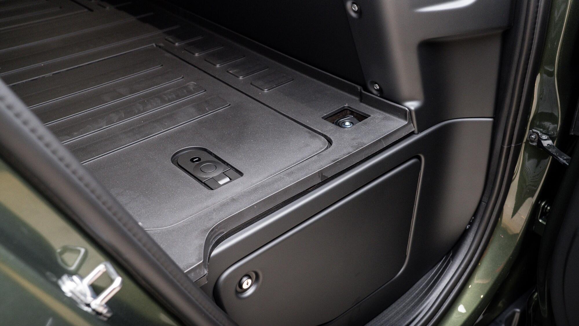 Land Rover Defender 110 view 43